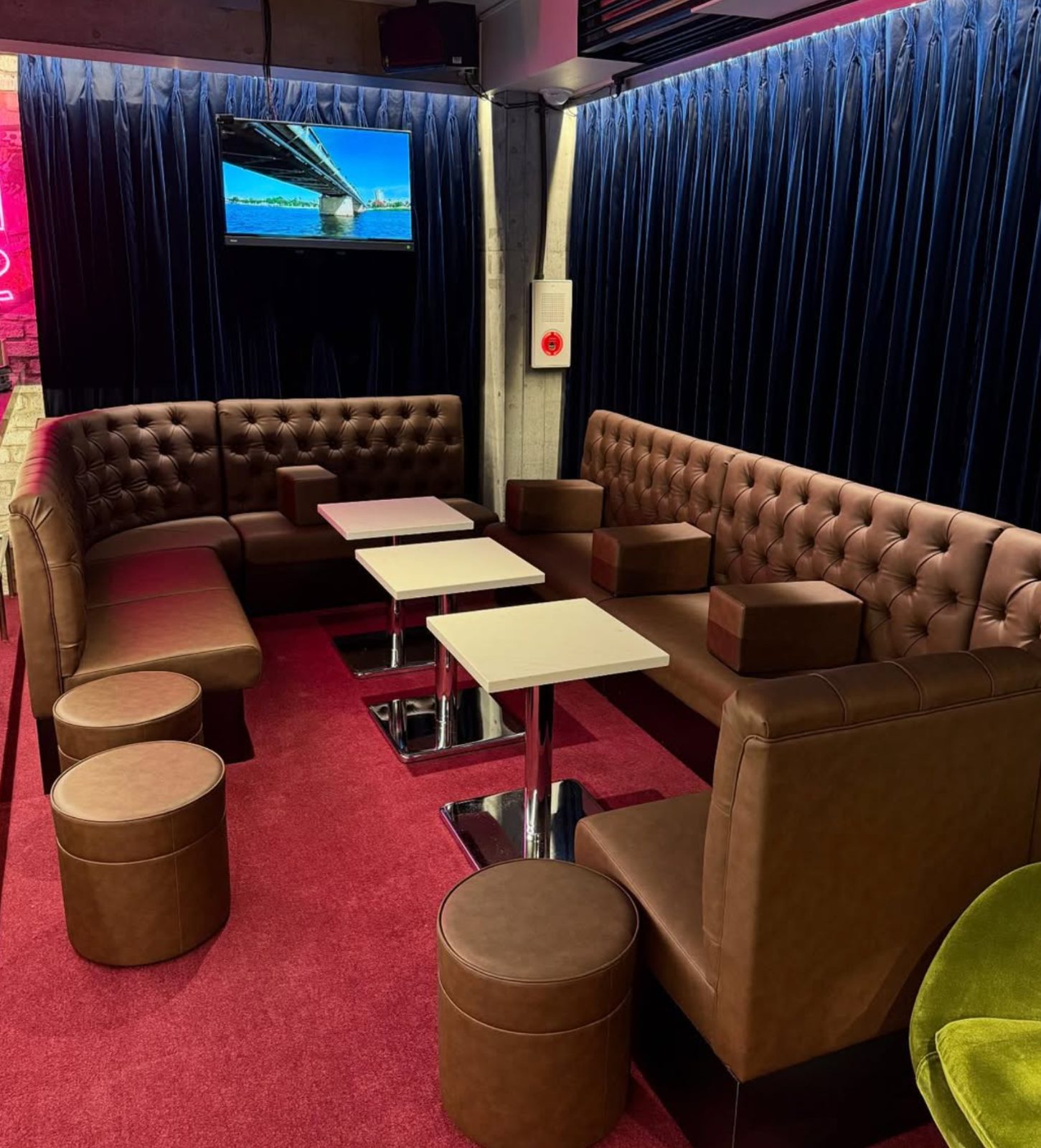 LOUNGE & BAR 8eight
